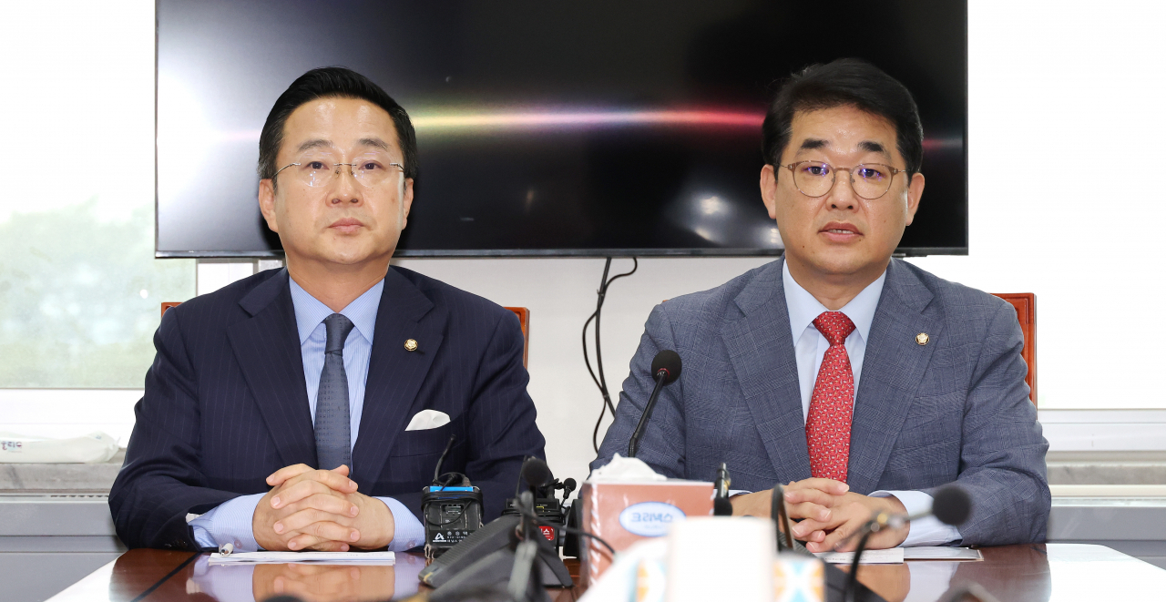 배준영(오른쪽) 국민의힘·박성준 더불어민주당 원내수석부대표가 26일 오후 국회에서 정기국회 일정과 관련해 브리핑하고 있다. [연합]
