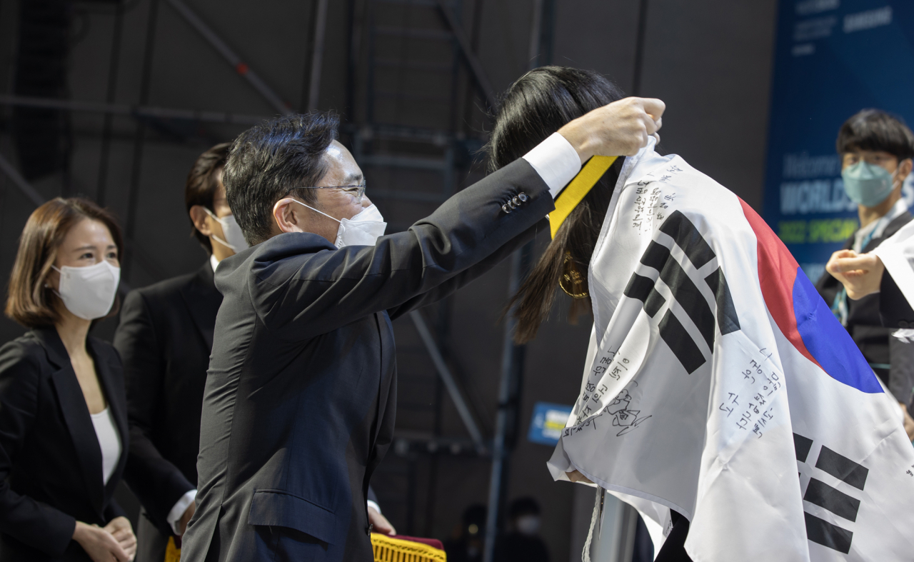 이재용 삼성전자 회장이 지난 2022년 경기도 고양시 킨텍스에서 열린 ‘2022 국제기능올림픽 특별대회 고양’ 폐회식에서 대한민국 국가대표 선수단에게 메달을 걸어주고 있다. [삼성 제공]