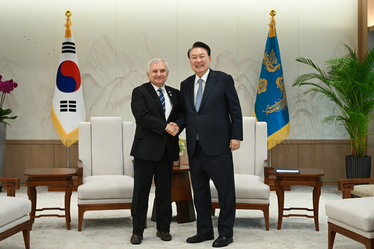 윤석열 대통령이 26일 서울 용산 대통령실 청사에서 잭 리드 미국 상원 군사위원장을 접견하고 있다. [연합]