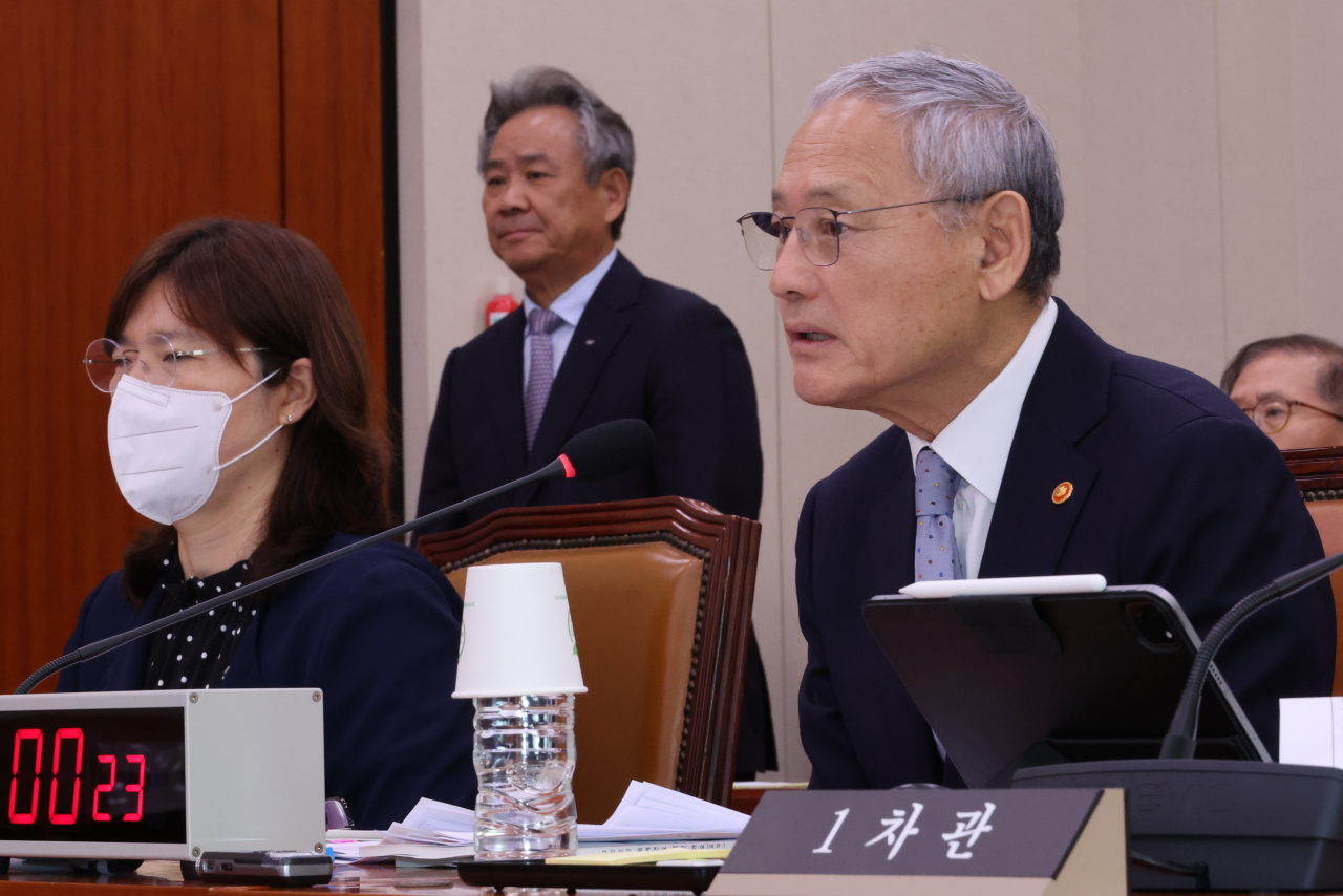 유인촌 문화체육관광부 장관이 26일 오전 국회에서 열린 문화체육관광위원회 전체회의에서 위원 질의에 답하고 있다. 왼쪽부터 장미란 문화체육관광부 제2차관, 이기흥 대한체육회장, 유인촌 장관. [연합]