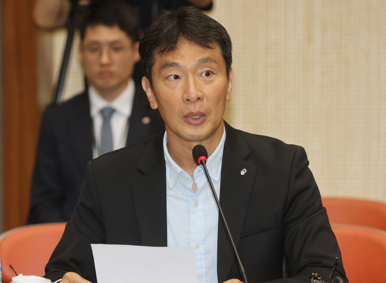 이복현 금융감독원장이 23일 서울 중구 NH농협은행 본점에서 열린 '금융권 여신거래 안심차단 서비스 시행 관련 간담회'에서 인사말을 하고 있다. [연합]