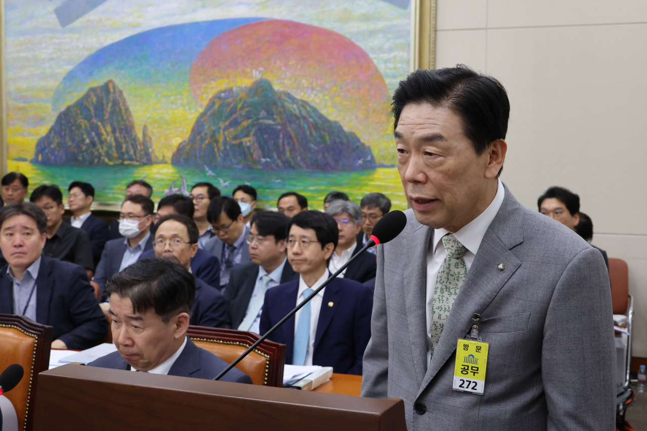 김형석 독립기념관장이 26일 오전 국회에서 열린 정무위원회 전체회의에서 위원 질의에 답하고 있다. [연합]