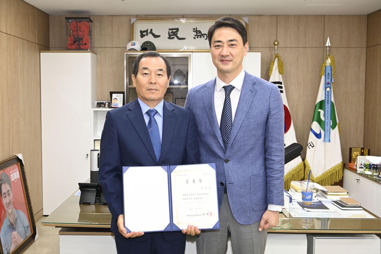 김종호(왼쪽) 재단법인 달성문화재단 대표이사와 최재훈 달성군수.[달성군 제공]