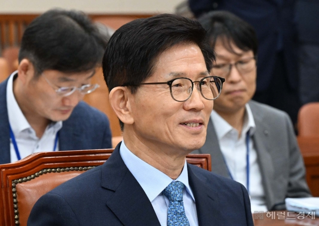 김문수 고용노동부 장관 후보자가 26일 서울 여의도 국회에서 열린 인사청문회에서 의원들의 질의에 답변하고 있다. 임세준 기자