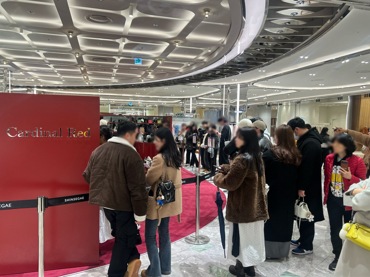 신세계百 센텀시티점 ‘뉴컨템포러리 전문관’에 고객들이 줄 서있다. [신세계 제공]