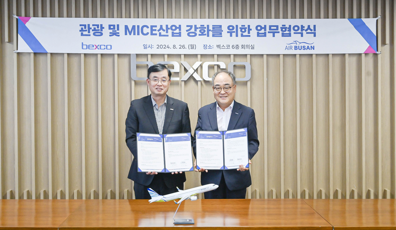 지난 26일 부산 해운대구 벡스코에서 (왼쪽부터) 두성국 에어부산 대표와 손수득 벡스코 손수득 대표가 부산 관광 및 마이스산업 강화를 위한 업무협약을 체결하고 있다. [사진=에어부산]