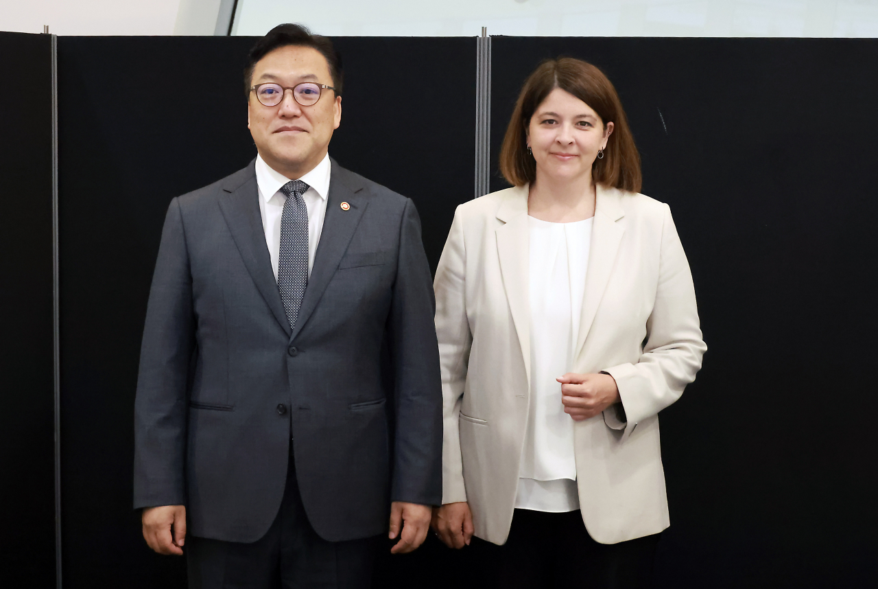 김병환 금융위원장이 27일 오전 서울 중구 동대문디자인플라자에서 긴타레 스카이스테 리투아니아 재무부 장관과 면담하고 기념사진을 촬영하고 있다. [금융위원회 제공]