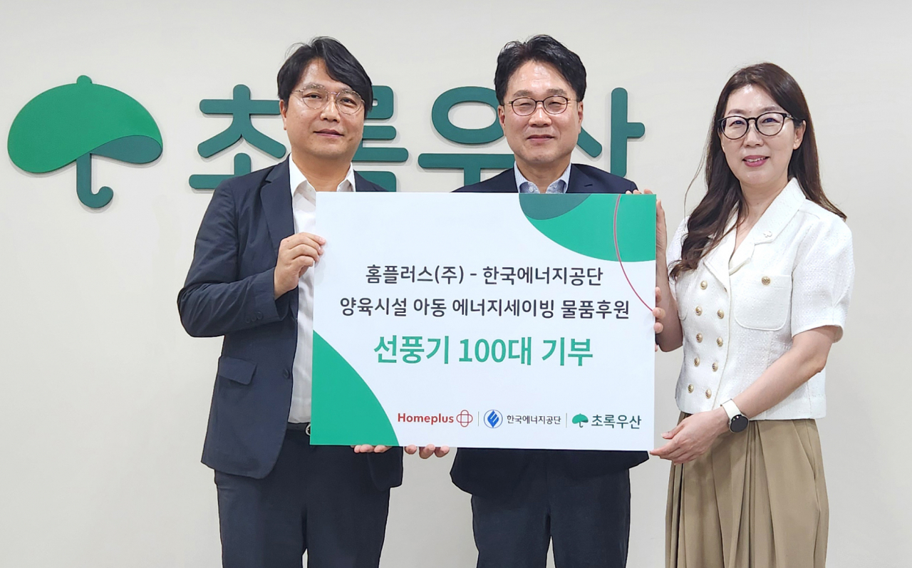 김성훈(왼쪽부터) 한국에너지공단 서울지역본부장, 유종현 홈플러스 시설인프라본부장(상무), 신정원 초록우산 사회공헌협력본부장이 지난 26일 ‘홈플러스-KEA 에너지세이빙 기부물품 전달식’에서 기념사진을 촬영하고 있다. [홈플러스 제공]
