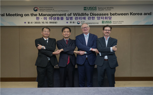 국립야생동물질병관리원은 지난해 10월 미국 지질조사국(USGS)과 한미 야생동물 질병 관리를 위한 양자회담을 개최했다. 사진 왼쪽부터 국립야생동물질병관리원 정원화 팀장, 신동인 원장, 미국 지질조사국 앤더슨 위원, 슬리만 위원[국립야생동물질병관리원 제공]