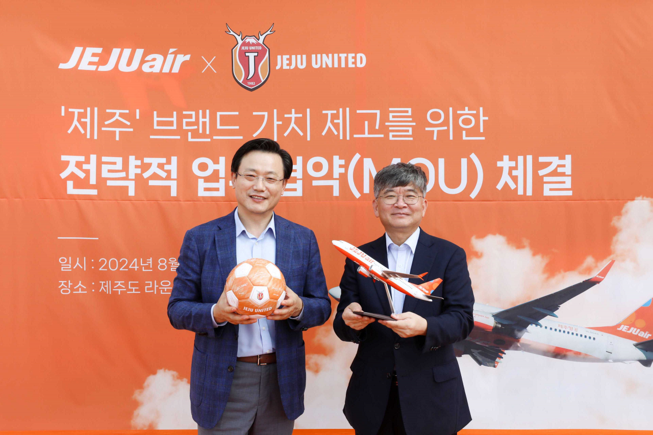 김이배(왼쪽) 제주항공 대표이사와 구창용 제주유나이티드 대표이사가 26일 제주시에 위치한 제주항공 ‘LOUNGE J’에서 업무 협약을 체결하고 있다. [제주항공 제공]