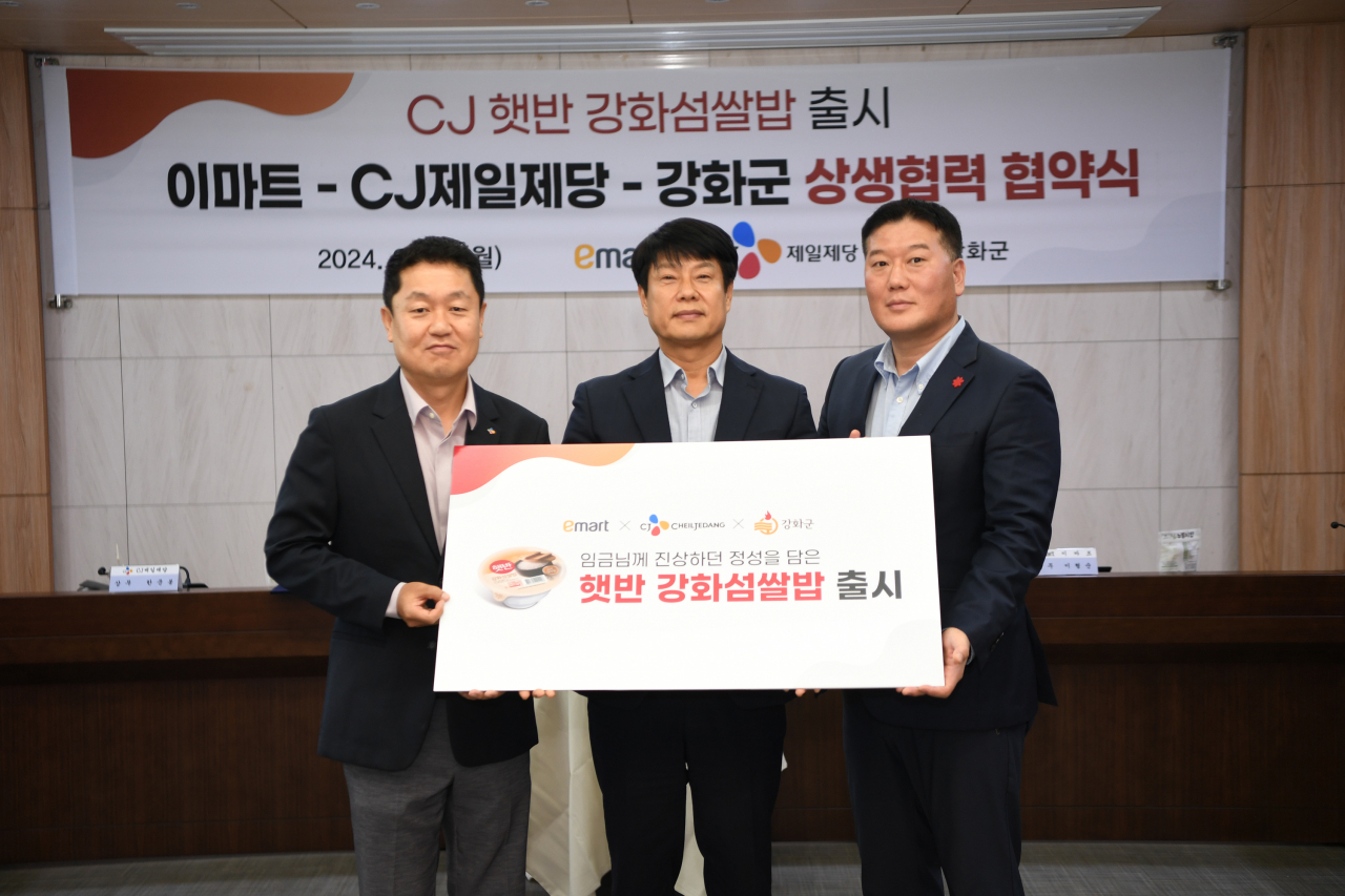 한준봉(왼쪽부터) CJ제일제당 KAM SU장 상무, 윤도영 강화군수 권한대행, 이형순 이마트 Homeal 담당 상무가 26일 진행한 협약식에서 기념사진을 촬영하고 있다. [이마트 제공]