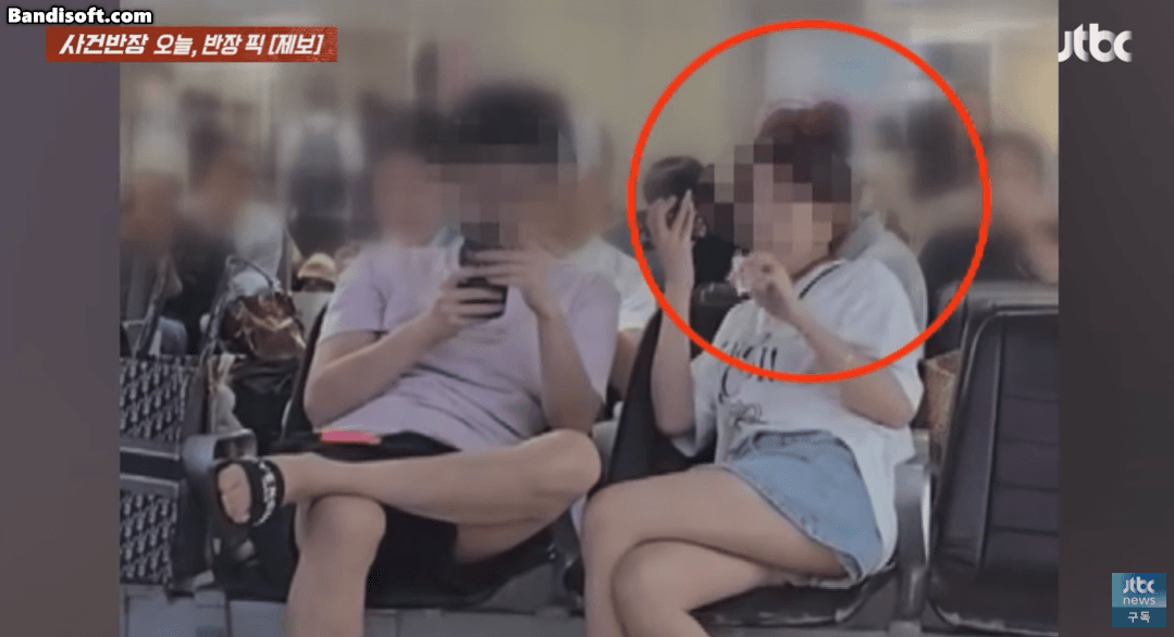 지난 16일 제주국제공항 국내선 탑승구 인근에서 중화권 관광객으로 보이는 여성이 실내 흡연을 하는 모습이 포착됐다. [JTBC '사건반장' 갈무리]
