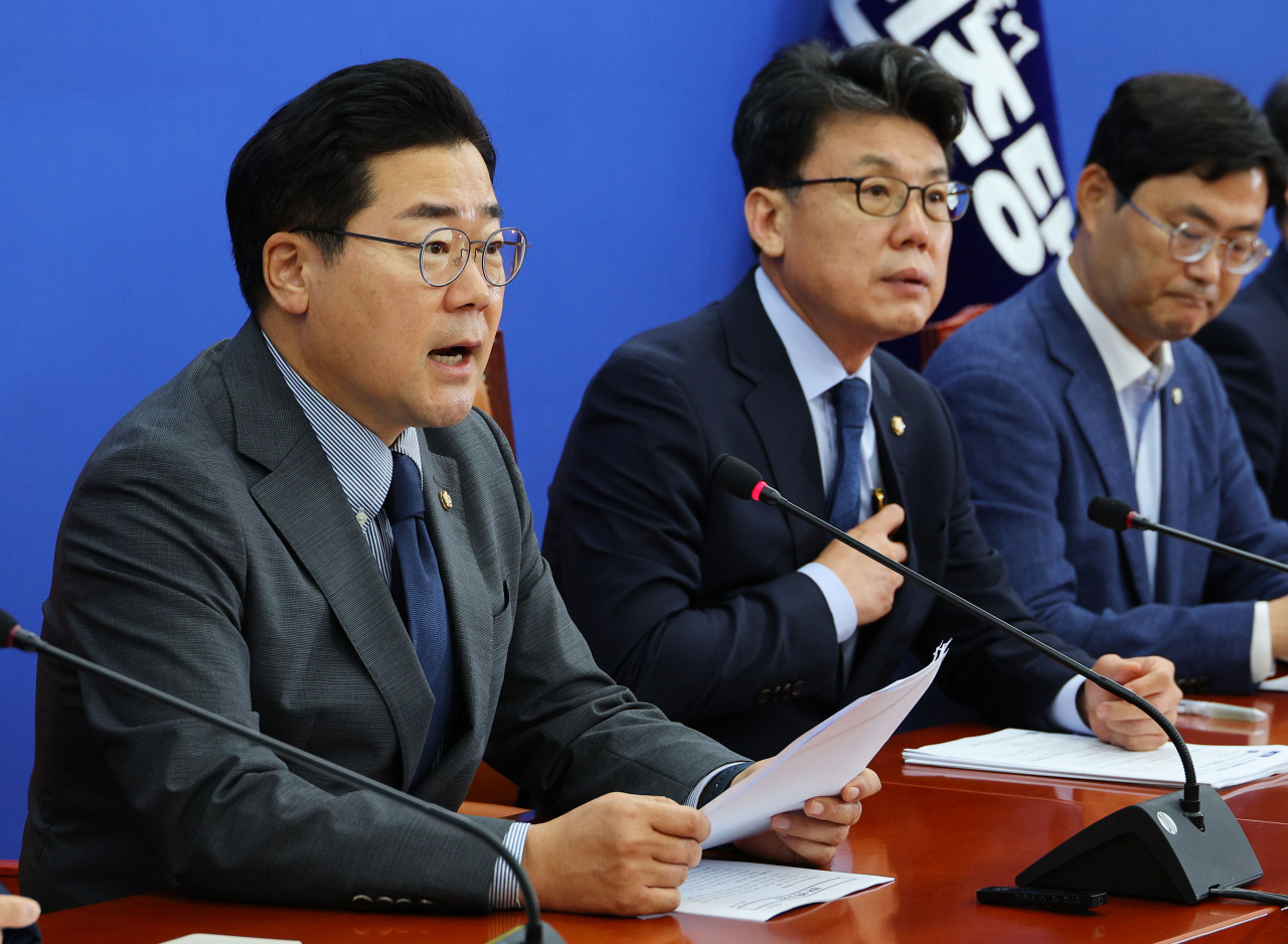 박찬대 더불어민주당 원내대표가 27일 오전 국회에서 열린 원내대책회의에서 발언하고 있다. [연합]