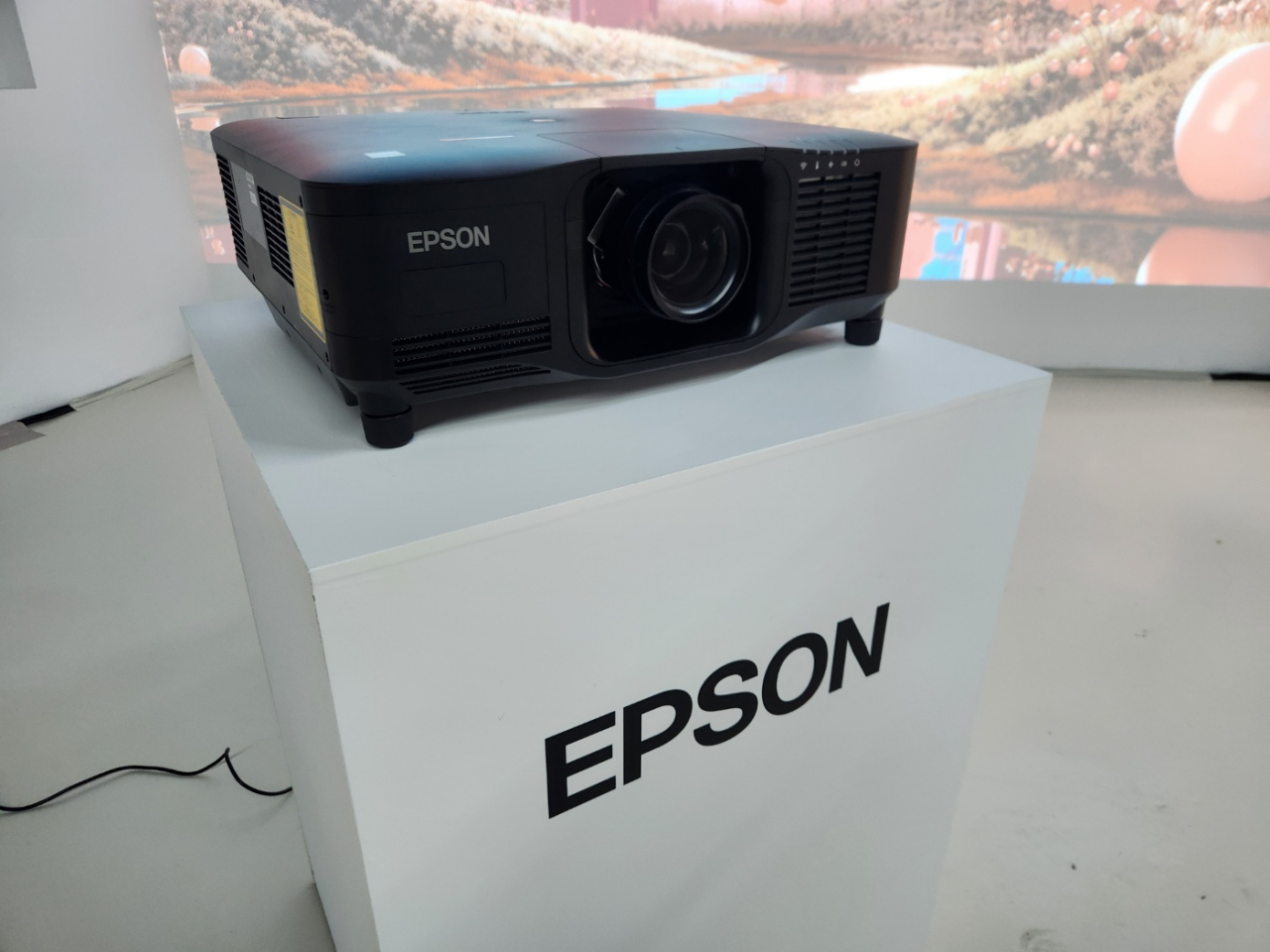 한국엡손이 27일 공개한 4K 프로젝터 신제품 'EB-PQ2220B'. 이영기 기자.