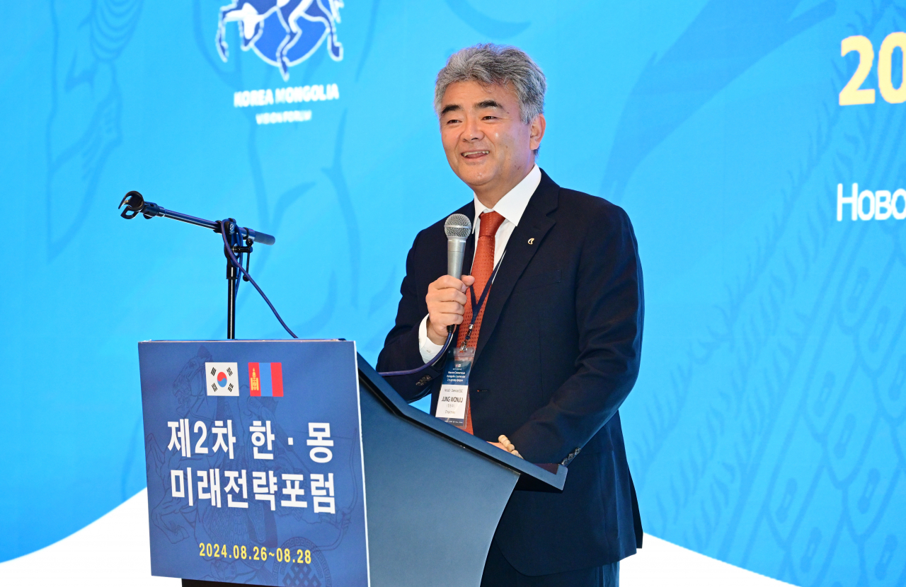 제2차 한·몽 미래전략포럼 개막 전 비즈니스 네트워킹 행사가 26일 몽골 울란바토르에 위치한 노보텔 울란바토르 몽골에서 열린 가운데 정원주 (주)헤럴드 회장 및 대우건설 회장이 강연하고 있다. ‘한·몽 미래전략포럼’은 한국과 몽골의 학자, 공무원 및 기업가들이 모여 민간 차원의 교류를 통해 에너지 자원 등 분야에서 경제발전을 함께 도모하자는 취지로 출범했다. 지난해 11월 처음 서울에서 열렸고,이번 2회 행사가 몽골 울란바토르에서 열리고 있다. 울란바토르=박해묵 기자
