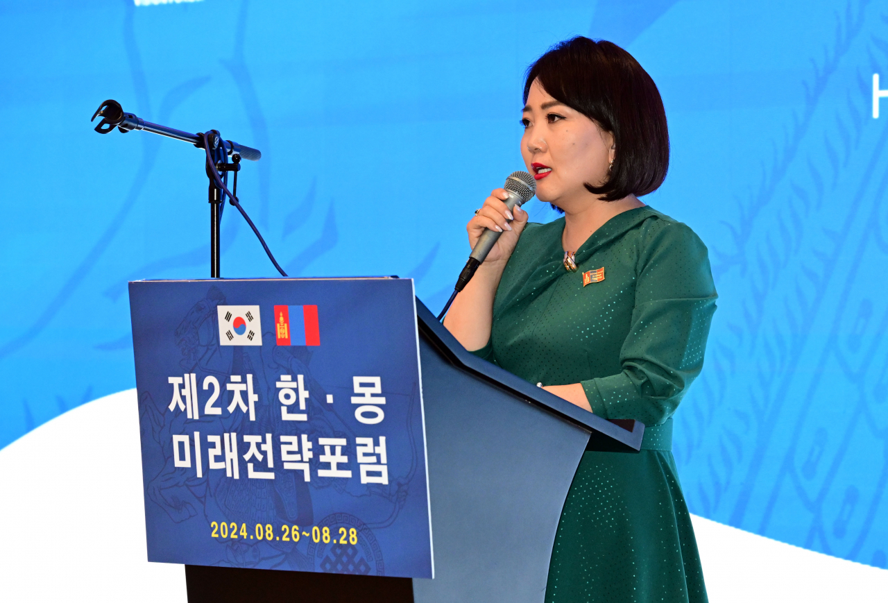 제2차 한·몽 미래전략포럼 개막 전 비즈니스 네트워킹 행사가 26일 몽골 울란바토르에 위치한 노보텔 울란바토르 몽골에서 열린 가운데 우린토야 몽골 국회의원이 인사말을 하고 있다. ‘한·몽 미래전략포럼’은 한국과 몽골의 학자, 공무원 및 기업가들이 모여 민간 차원의 교류를 통해 에너지 자원 등 분야에서 경제발전을 함께 도모하자는 취지로 출범했다. 지난해 11월 처음 서울에서 열렸고,이번 2회 행사가 몽골 울란바토르에서 열리고 있다. 울란바토르=박해묵 기자