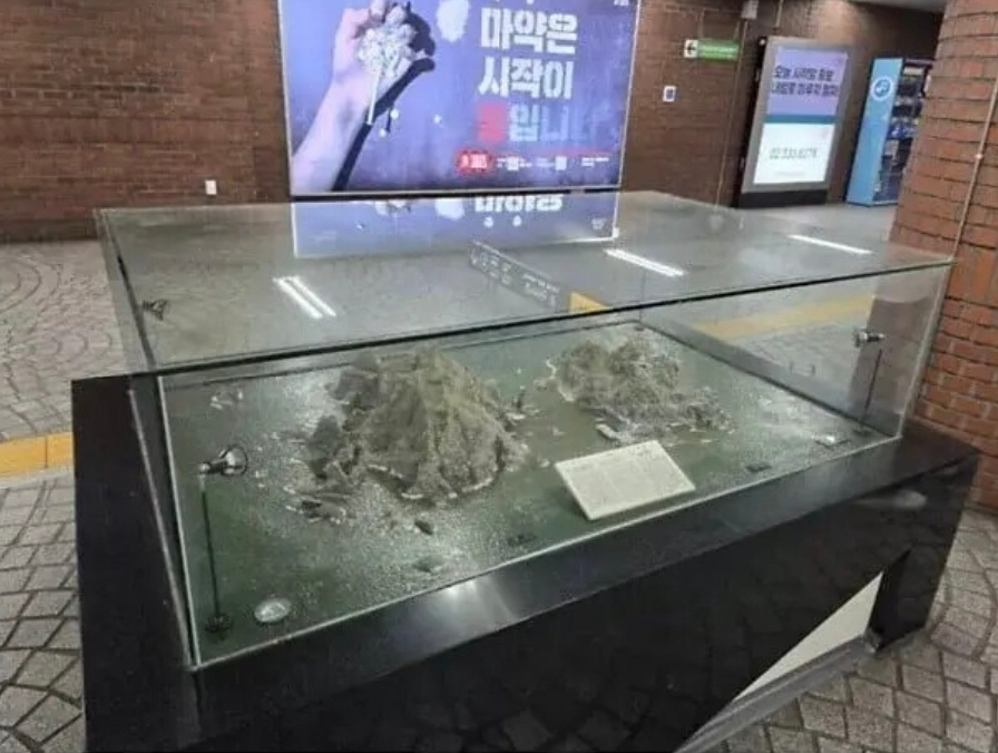 서울교통공사는 잠실역, 안국역, 광화문역 등 3개 역사에서 철거한 독도 조형물 대신 벽걸이 TV를 설치한다. 독도 조형물이 있는 나머지 3개 역사인 시청역, 김포공항역, 이태원역에는 리모델링한 독도 조형물을 10월 20일께 설치한다. 사진은 지하철 역사에 설치돼 있던 독도 조형물.[연합]