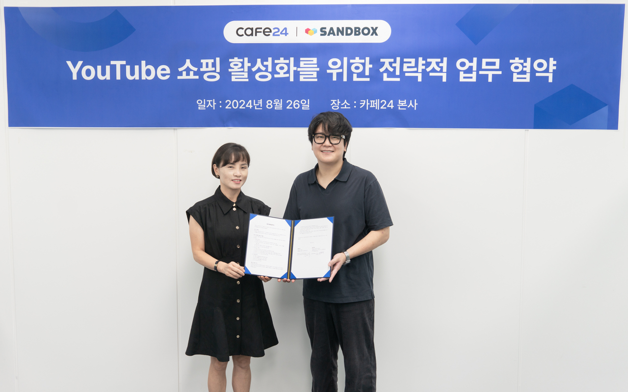 송종선(왼쪽) 카페24 MI본부장과 이필성 샌드박스네트워크 대표가 MOU를 체결하는 모습. [카페24 제공]