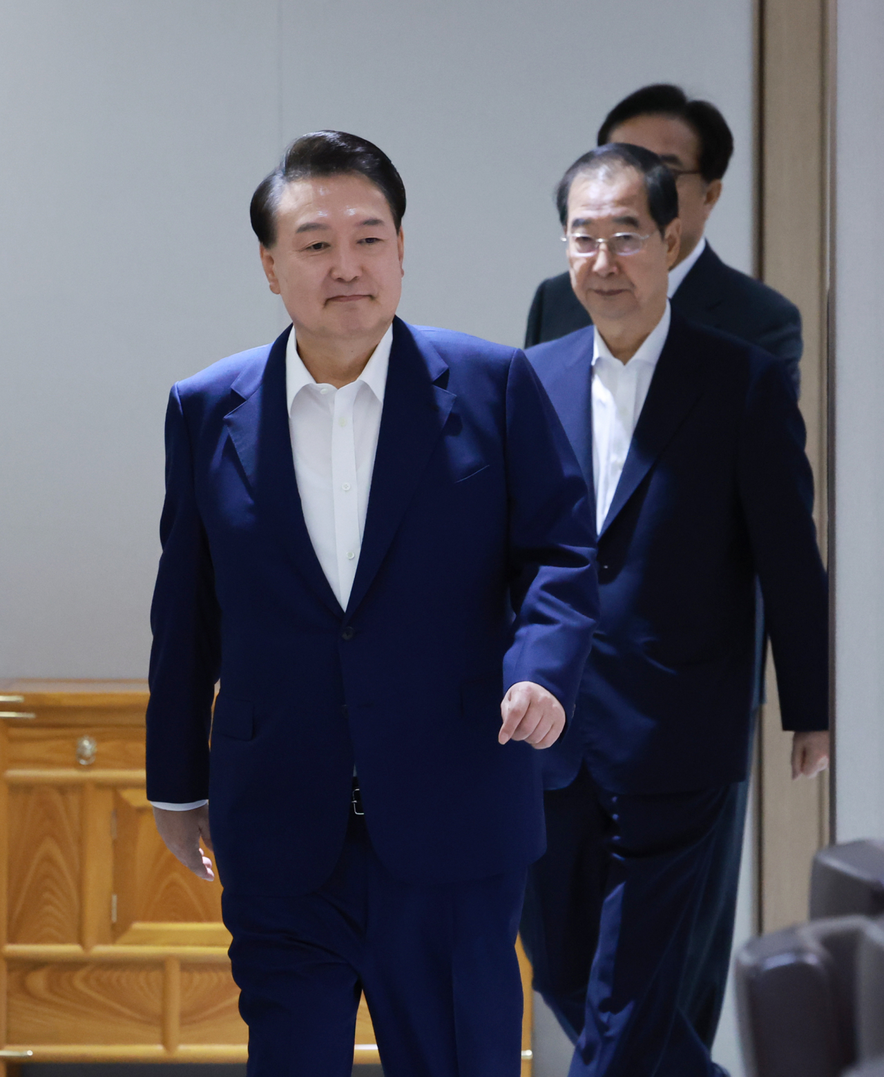 윤석열 대통령이 27일 서울 용산 대통령실 청사에서 열린 국무회의에 한덕수 국무총리와 입장하고 있다. [연합]