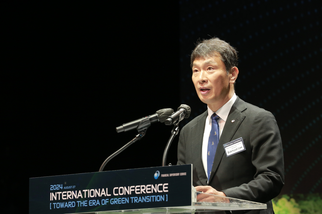 이복현 금융감독원장이 지난달 27일 오전 서울 서대문구 이화여대 ECC 삼성홀에서 개최된 'Toward the era of Green Transition' 국제 콘퍼런스 개회식에서 개회사를 하고 있다. [금융감독원 제공]