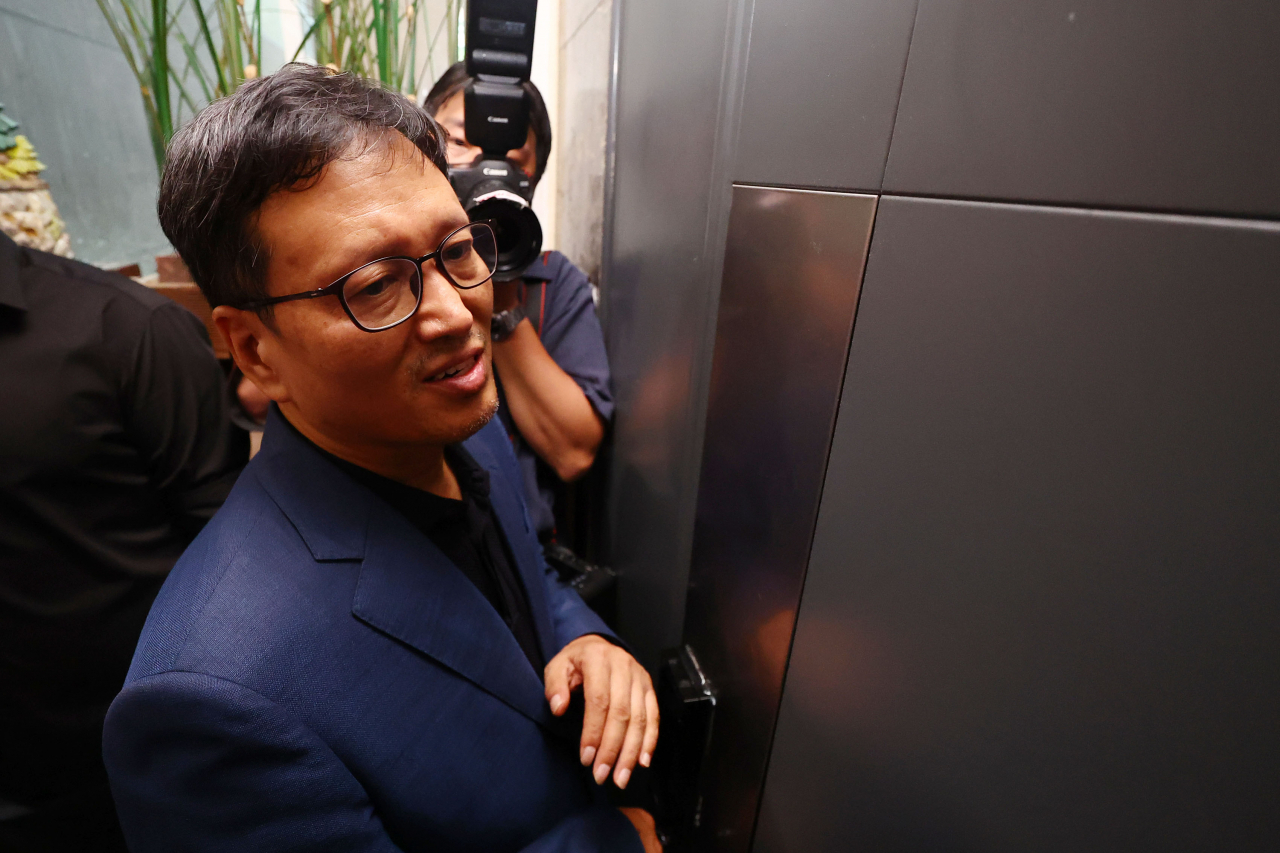 구영배 큐텐그룹 대표가 지난달 1일 검찰의 자택 압수수색 협조를 위해 검찰 관계자들과 함께 자택으로 들어가고 있다. [연합]