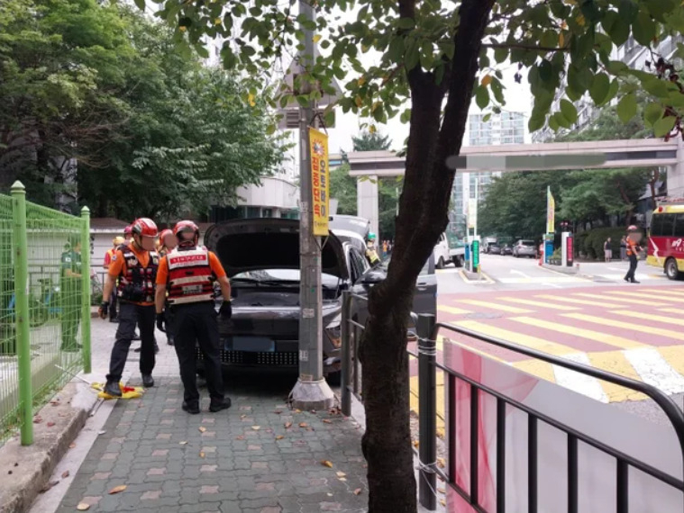26일 오전 8시54분께 서울 도봉구 한 초등학교 앞 도로에서 60대 여성이 몰던 SUV가 인도를 덮쳐 70대 남성이 치어 숨졌다. 피해자는 등굣길에 횡단보도 신호 봉사 활동을 하고 있었다. [연합]