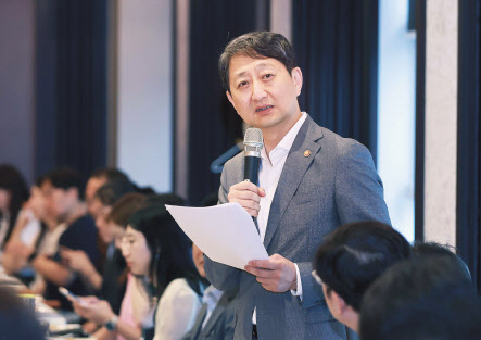 안덕근 산업통상자원부 장관이 지난 26일 세종시의 한 식당에서 열린 기자 간담회에서 모두발언을 하고 있다. [산업통상자원부 제공]