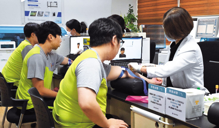 20일 서울 영등포구 서울지방병무청에서 입영대상자들이 혈액검사를 받고 있다. 임세준 기자