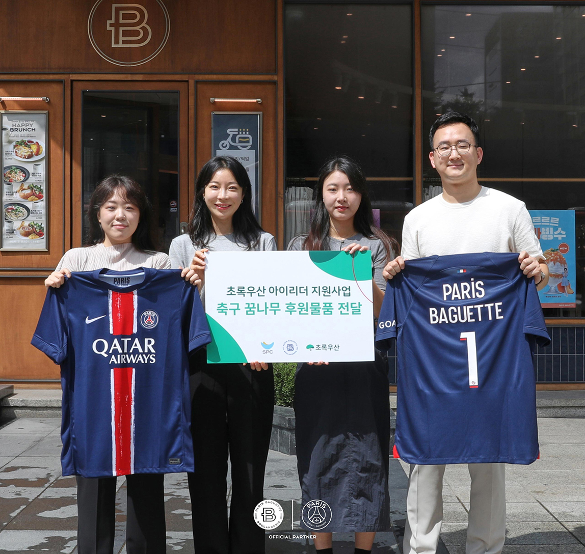 지난 26일 서울 강남구 파리바게뜨 강남서초점에서 파리바게뜨 구성원들이 초록우산의 미래 인재 양성사업인 ‘초록우산 아이리더’ 아동에게 약 1000만원 상당의 파리 생제르맹 제품 후원 소식을 알렸다. [파리바게뜨 제공]
