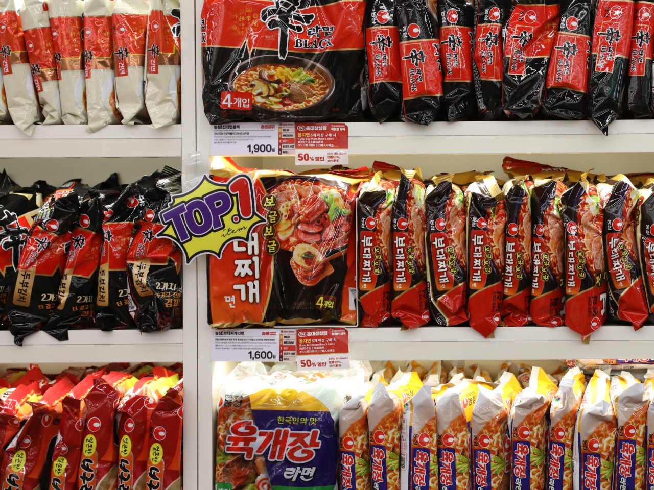 CU 라면 라이브러리 홍대점에 진열된 농심 보글보글 부대찌개면 . [농심 제공]