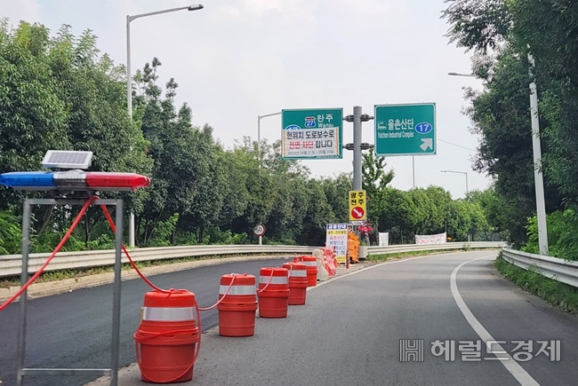 순천시 해룡면 신대교차로 광주·전주 구간이 통제된 채 도로 포장 공사가 한창이다. /박대성 기자.