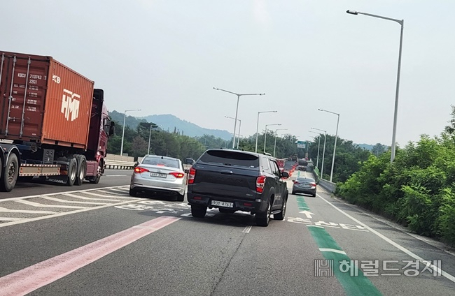 순천 신대교차로 공사 구간 차량이 통제되자 운전자들이 비상등을 깜박이며 급하게 방향을 틀면서 일부 병목이 빚어지고 있다. /박대성 기자.