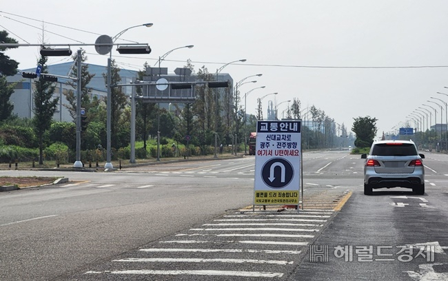 순천 신대교차로 도로 포장 공사로 인해 우회한 차량들이 4km나 떨어진 율촌산단에서 U턴을 해야 해 운전자들이 불편을 호소하고 있다.