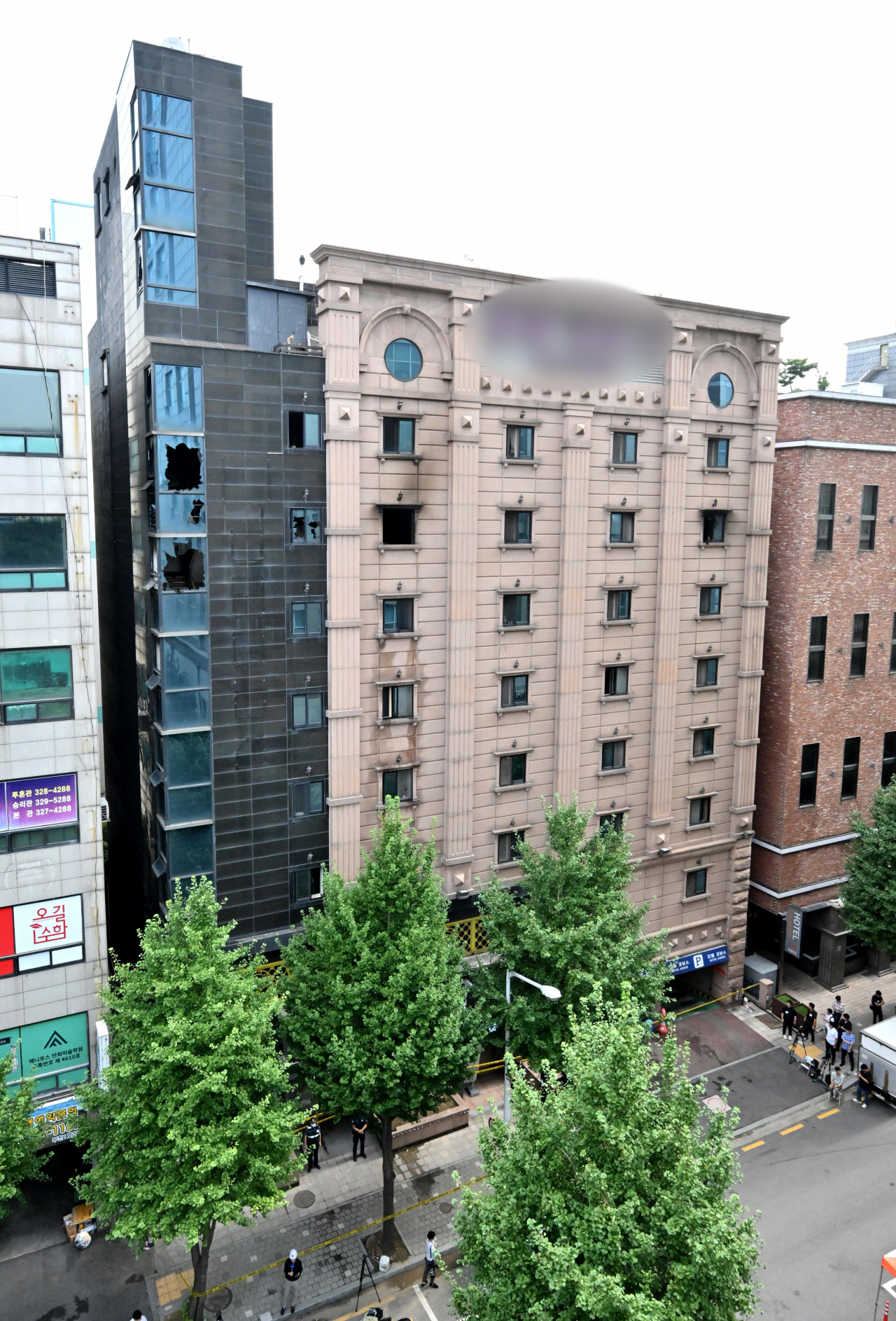 지난 22일 오후 경기도 부천의 한 호텔에서 화재가 발생해 투숙객 등 7명이 숨지고 12명이 다쳤다. 23일 오전 경기도 부천시 원미구 화재 현장 외벽에 그을음이 보이고 있다. 부천=임세준 기자