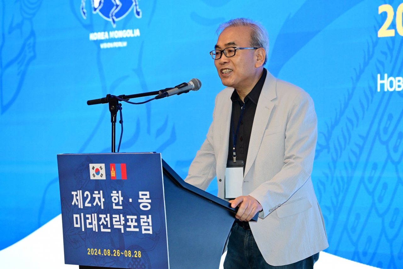 제2차 한·몽 미래전략포럼 개막 전 비즈니스 네트워킹 행사가 26일 몽골 울란바토르에 위치한 노보텔 울란바토르 몽골에서 열린 가운데 박영준 안세재단 이사장이 인사말을 하고 있다. ‘한·몽 미래전략포럼’은 한국과 몽골의 학자, 공무원 및 기업가들이 모여 민간 차원의 교류를 통해 에너지 자원 등 분야에서 경제발전을 함께 도모하자는 취지로 출범했다. 지난해 11월 처음 서울에서 열렸고,이번 2회 행사가 몽골 울란바토르에서 열리고 있다. 울란바토르=박해묵 기자