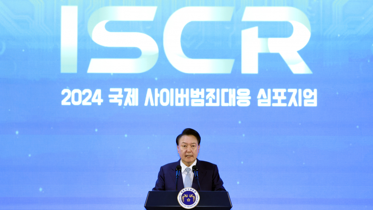 윤석열 대통령이 27일 서울 영등포구 페어몬트 앰배서더 서울에서 열린 2024 국제 사이버범죄대응 심포지엄 개회식에 참석해 축사를 하고 있다. [연합]