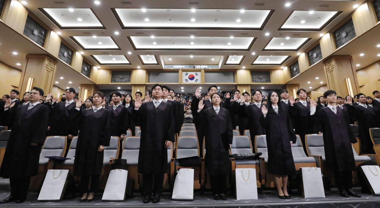 지난해 10월 서울 대법원에서 열린 신임법관 임명장 수여식에서 신임 법관들이 선서를 하고 있다. [뉴시스]