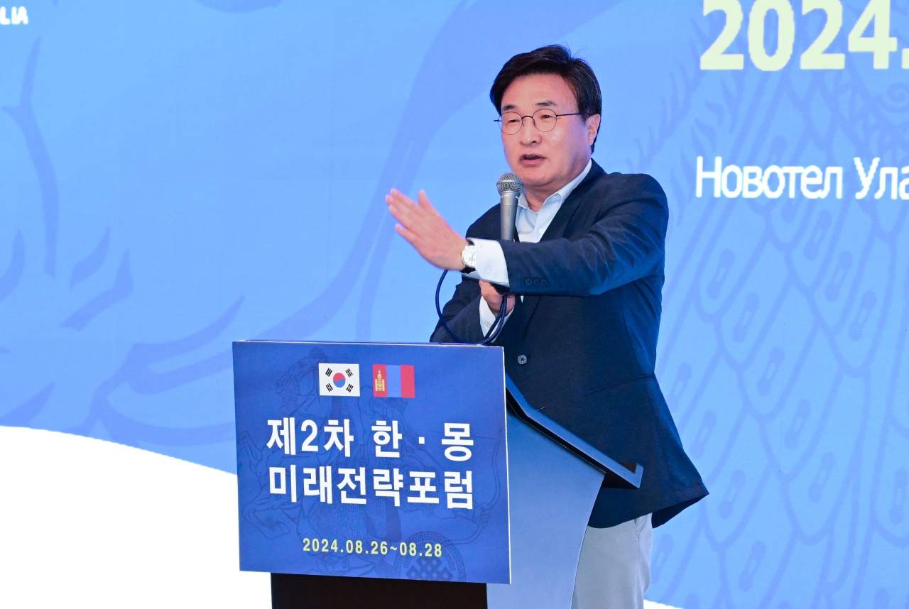 제2차 한·몽 미래전략포럼 개막 전 비즈니스 네트워킹 행사가 26일 몽골 울란바토르에 위치한 노보텔 울란바토르 몽골에서 열린 가운데 김대식 국민의힘 의원이 인사말을 하고 있다.‘한·몽 미래전략포럼’은 한국과 몽골의 학자, 공무원 및 기업가들이 모여 민간 차원의 교류를 통해 에너지 자원 등 분야에서 경제발전을 함께 도모하자는 취지로 출범했다. 지난해 11월 처음 서울에서 열렸고,이번 2회 행사가 몽골 울란바토르에서 열리고 있다. 울란바토르=박해묵 기자