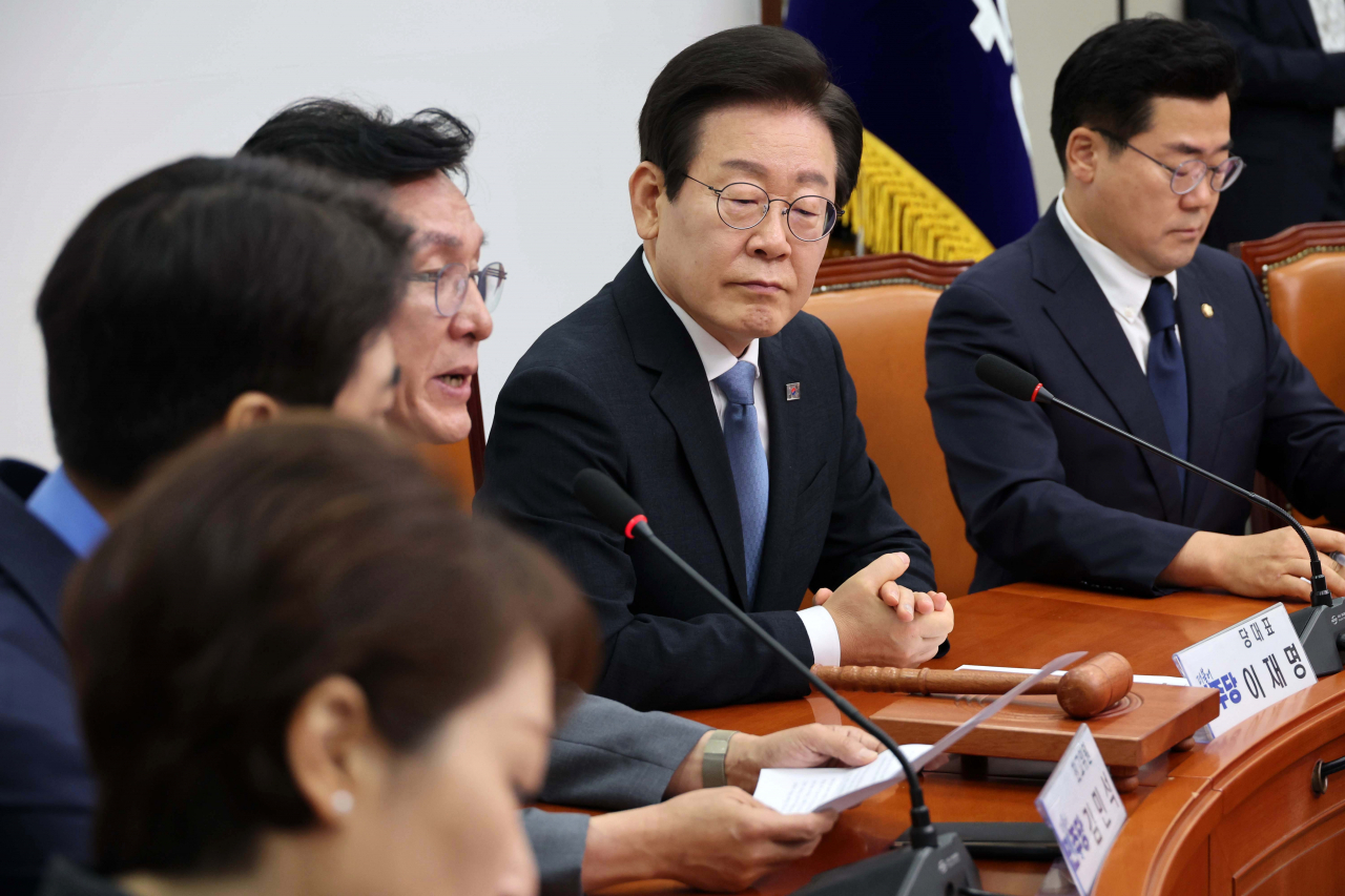 이재명 더불어민주당 대표가 지난 21일 오전 서울 여의도 국회에서 열린 최고위원회의에 참석해 김민석 최고위원의 발언을 듣고 있다. 이상섭 기자