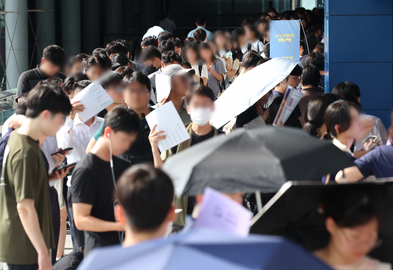 지난 22일 2025학년도 법학전문대학원 공동입학설명회가 열린 서울 서초구 aT센터 전시관 앞에 행사 시작을 기다리는 수험생들이 길게 줄지어 서 있다. [연합]