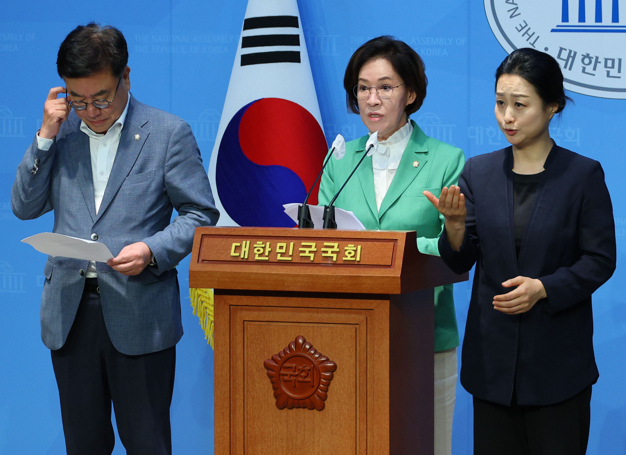 국회 여성가족위원회 이인선 위원장이 27일 오후 서울 여의도 국회 소통관에서 불법합성물인 딥페이크 유포 범죄 관련 기자회견을 하고 있다. [연합]