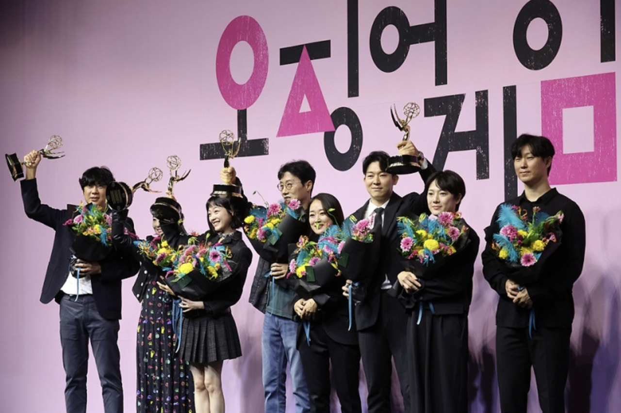 지난 2023년 넷플릭스 시리즈 ‘오징어게임’ 에미상 수상 기념 간담회에서 황동혁 감독을 비롯한 배우와 스태프가 포즈를 취하고 있는 모습. 오징어게임은 74회 에미상 드라마 부문에서 황동혁 감독이 감독상을, 배우 이정재가 남우주연상을 받는 등 6관왕을 차지한 한국의 대표 콘텐츠다. 오는 12월에는 ‘오징어게임2’가 공개된다.[국민소통실]
