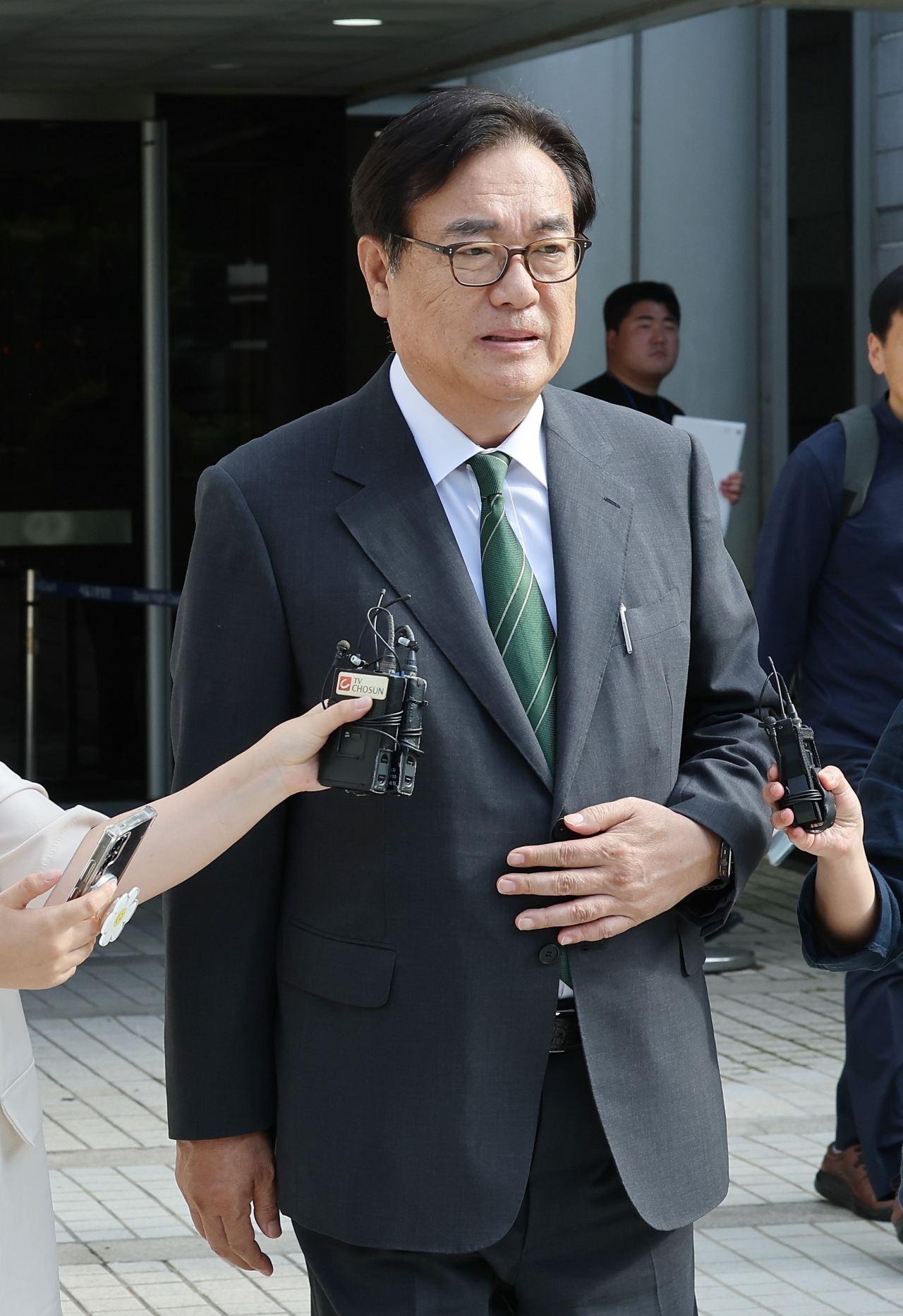 고(故) 노무현 전 대통령의 명예를 훼손한 혐의로 1심에서 실형을 선고받은 정진석 대통령 비서실장이 27일 오후 서초구 서울중앙지방법원에서 열린 2심 선고 공판에서 벌금 1200만원을 선고 받은 뒤 기자들의 질문에 답하고 있다. [연합]