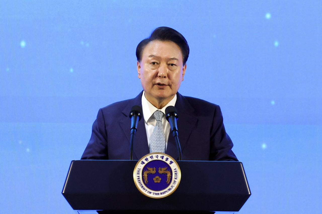 윤석열 대통령이 27일 서울 영등포구 페어몬트 앰배서더 서울에서 열린 2024 국제 사이버범죄대응 심포지엄 개회식에 참석해 축사를 하고 있다. [연합]