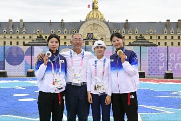 정의선 현대차그룹 회장이 지난 3일(현지시간) 파리 대회 여자 양궁 개인전 시상식 직후 남수현, 전훈영, 임시현과 기념 촬영하고 있다. 왼쪽부터 남수현, 정의선 회장, 전훈영, 임시현. [대한양궁협회]