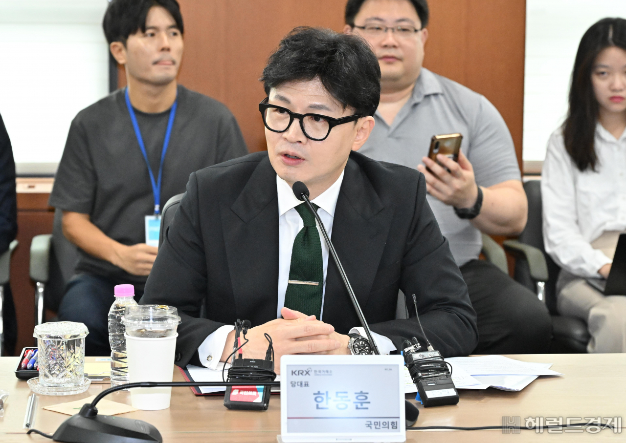 한동훈 국민의힘 대표가 27일 오전 서울 여의도 한국거래소에서 열린 '국내 자본시장과 개인투자자 보호를 위한 금융투자소득세 폐지' 자본시장 관계자와의 현장간담회에 참석해 모두발언을 하고 있다. 임세준 기자