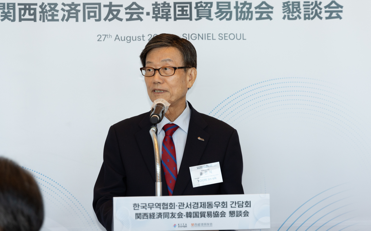 윤진식 한국무역협회 회장이 27일 서울 송파구 시그니엘 서울 호텔에서 열린 ‘일본 관서경제동우회 초청 만찬 간담회’에서 환영사를 하고 있다. [한국무역협회 제공]