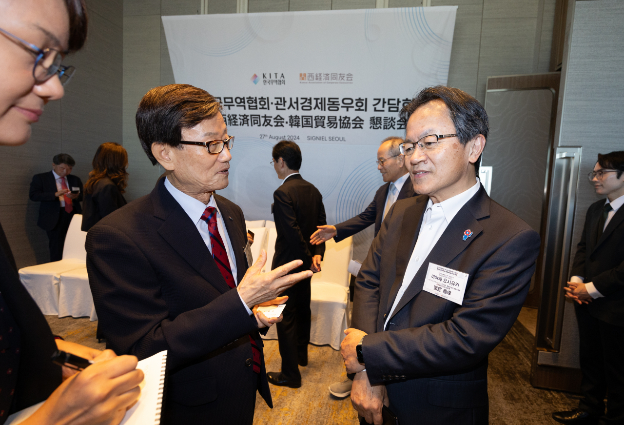 27일 시그니엘서울 호텔에서 개최된 '일본 관서경제동우회 초청 만찬 간담회'에서 윤진식(왼쪽) 한국무역협회 회장이 미야베 요시유키 관서경제동우회 대표간사와 대화를 나누고 있다. [한국무역협회 제공]