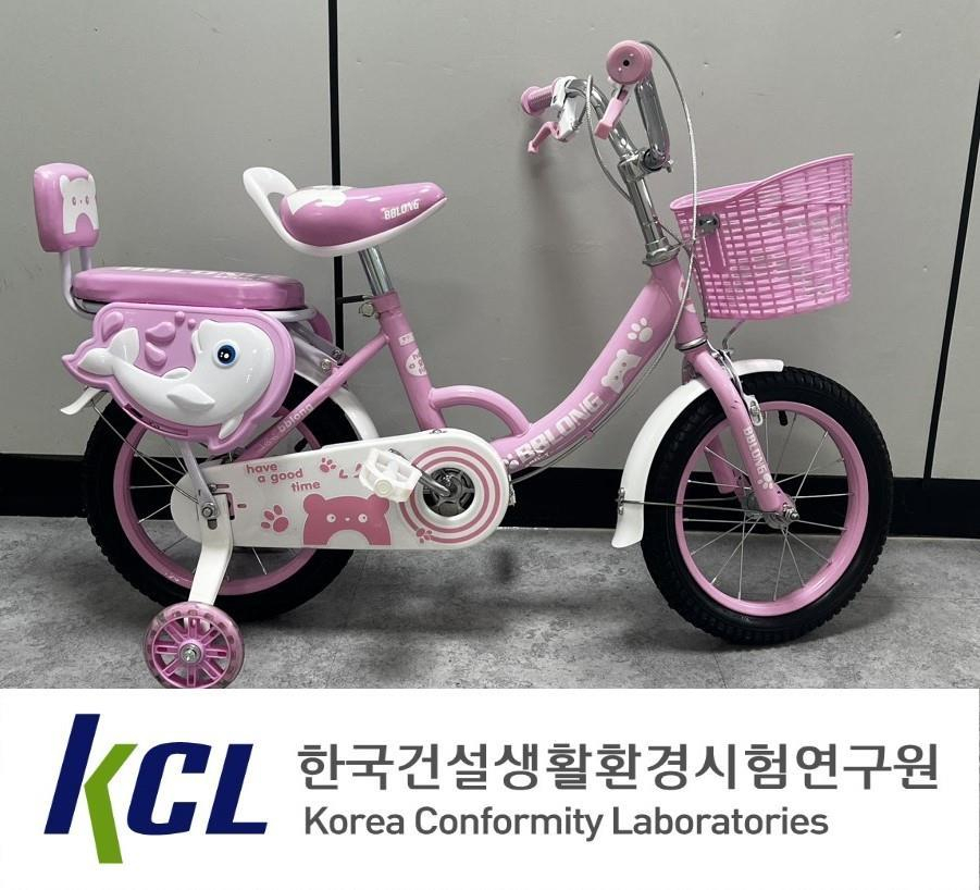 국내 기준치의 258배에 달하는 프탈레이트계 가소제(DEHP, DBP)가 검출된 어린이용 자전거 [서울시 제공]