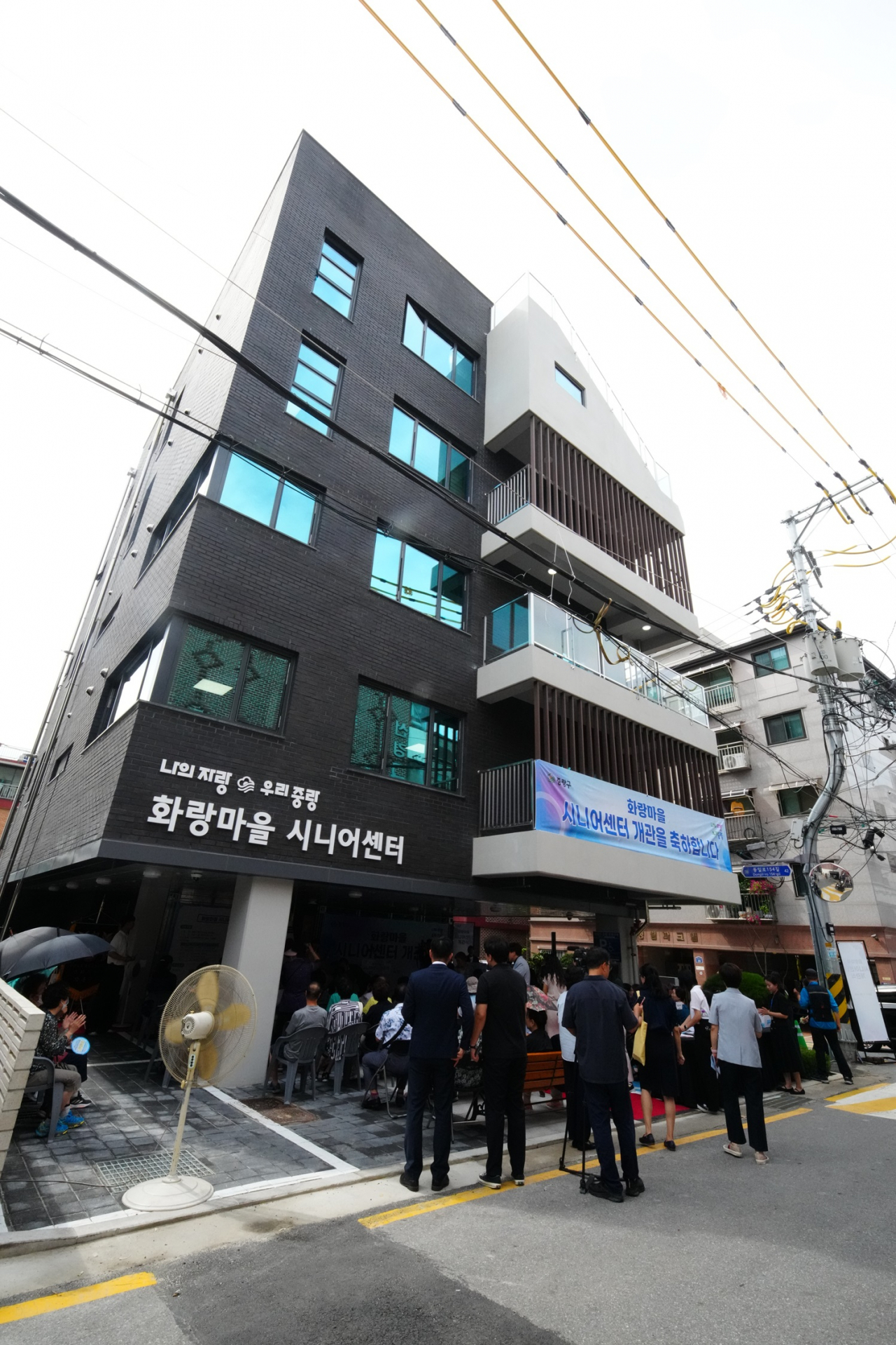 서울 중랑구는 중랑구 최초의 시니어 복합문화공간인 화랑마을 시니어센터를 묵1동에 개관하고 27일 개관식을 가졌다.[중랑구 제공]